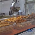 Pedagang Warung Tegal (Warteg) memajang masakannya ditengah harga plastik mengalami kenaikan di Jakarta, Selasa (5/5/2026). (CNBC Indonesia/Chandra Dwi Pranata)