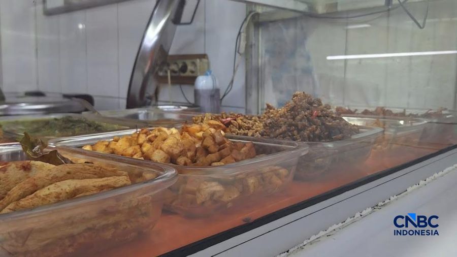 Pedagang Warung Tegal (Warteg) memajang masakannya ditengah harga plastik mengalami kenaikan di Jakarta, Selasa (5/5/2026). (CNBC Indonesia/Chandra Dwi Pranata)