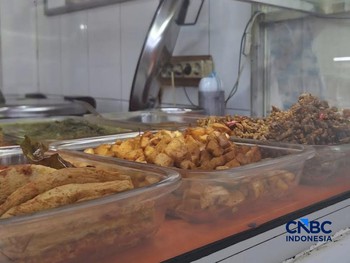 Pedagang Warung Tegal (Warteg) memajang masakannya ditengah harga plastik mengalami kenaikan di Jakarta, Selasa (5/5/2026). (CNBC Indonesia/Chandra Dwi Pranata)