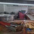 Pedagang Warung Tegal (Warteg) memajang masakannya ditengah harga plastik mengalami kenaikan di Jakarta, Selasa (5/5/2026). (CNBC Indonesia/Chandra Dwi Pranata)