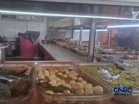 Pedagang Warung Tegal (Warteg) memajang masakannya ditengah harga plastik mengalami kenaikan di Jakarta, Selasa (5/5/2026). (CNBC Indonesia/Chandra Dwi Pranata)