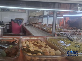 Pedagang Warung Tegal (Warteg) memajang masakannya ditengah harga plastik mengalami kenaikan di Jakarta, Selasa (5/5/2026). (CNBC Indonesia/Chandra Dwi Pranata)