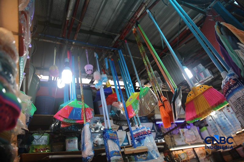 Perabot atau peralatan rumah tangga di kawasan Pasar Jatinegara, Jakarta, Selasa (5/5/2026). (CNBC Indonesia/Faisal Rahman)