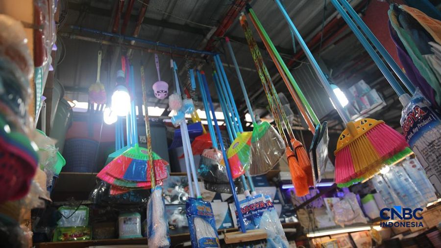 Perabot atau peralatan rumah tangga di kawasan Pasar Jatinegara, Jakarta, Selasa (5/5/2026). (CNBC Indonesia/Faisal Rahman)