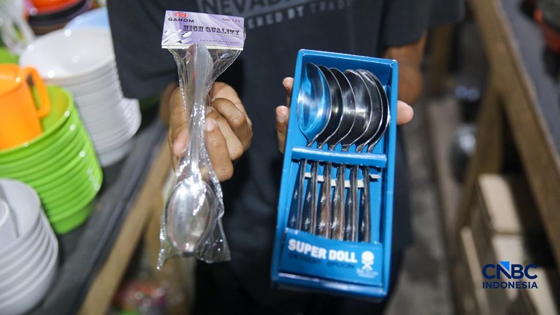 Perabot atau peralatan rumah tangga di kawasan Pasar Jatinegara, Jakarta, Selasa (5/5/2026). (CNBC Indonesia/Faisal Rahman)