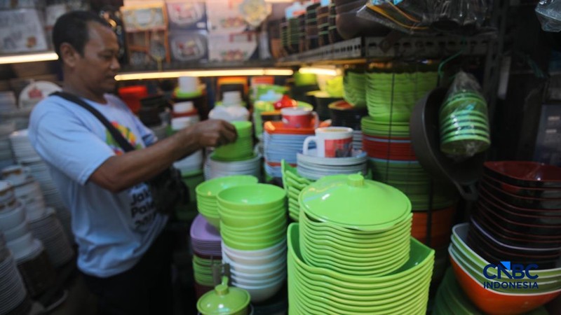 Perabot atau peralatan rumah tangga di kawasan Pasar Jatinegara, Jakarta, Selasa (5/5/2026). (CNBC Indonesia/Faisal Rahman)