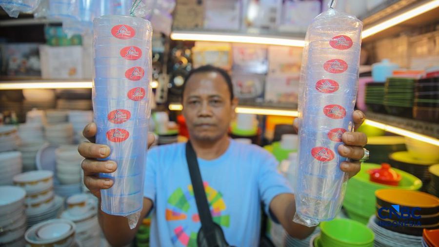 Perabot atau peralatan rumah tangga di kawasan Pasar Jatinegara, Jakarta, Selasa (5/5/2026). (CNBC Indonesia/Faisal Rahman)