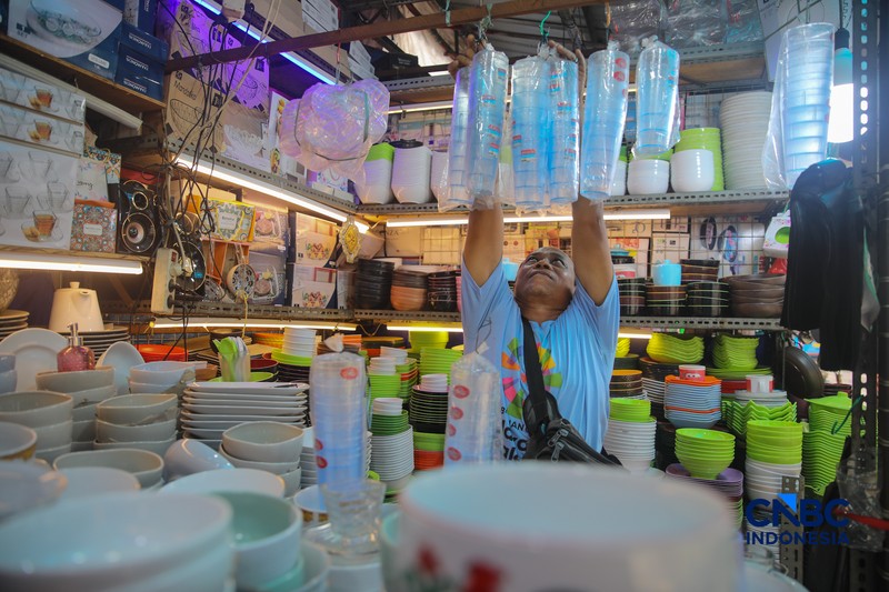 Perabot atau peralatan rumah tangga di kawasan Pasar Jatinegara, Jakarta, Selasa (5/5/2026). (CNBC Indonesia/Faisal Rahman)