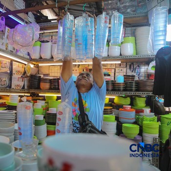 Perabot atau peralatan rumah tangga di kawasan Pasar Jatinegara, Jakarta, Selasa (5/5/2026). (CNBC Indonesia/Faisal Rahman)