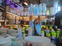 Perabot atau peralatan rumah tangga di kawasan Pasar Jatinegara, Jakarta, Selasa (5/5/2026). (CNBC Indonesia/Faisal Rahman)