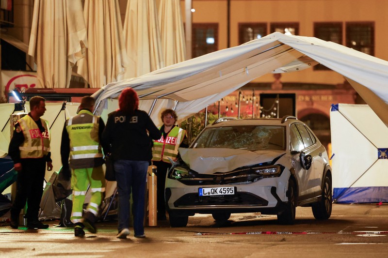 Petugas polisi memeriksa lokasi kejadian setelah insiden mematikan di mana sebuah mobil menabrak sekelompok orang, di Leipzig, Jerman, 5 Mei 2026. (REUTERS/Axel Schmidt)