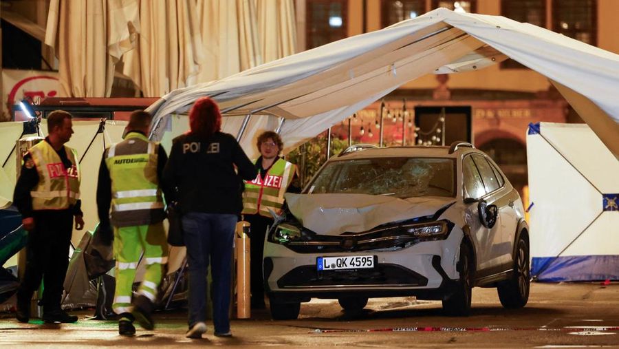 Personel polisi bekerja di lokasi kejadian fatal di mana sebuah mobil menabrak sekelompok orang, di Leipzig, Jerman, 5 Mei 2026.