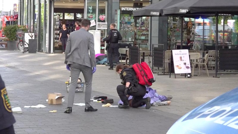 Petugas medis darurat merawat seorang pria yang tergeletak di tanah dan ditutupi selimut, setelah sebuah mobil menabrak kerumunan orang, di Leipzig, Jerman, 4 Mei 2026, dalam cuplikan layar yang diambil dari video yang dibagikan.