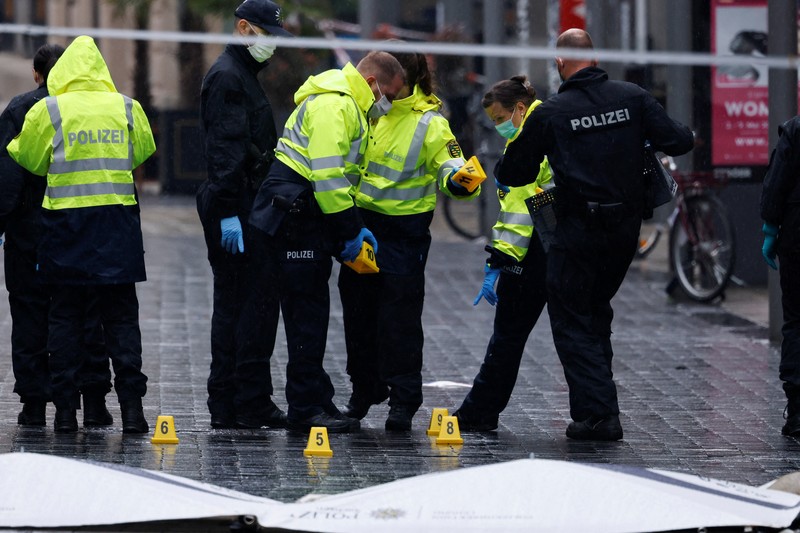 Petugas polisi memeriksa lokasi kejadian setelah insiden mematikan di mana sebuah mobil menabrak sekelompok orang, di Leipzig, Jerman, 5 Mei 2026. (REUTERS/Axel Schmidt)