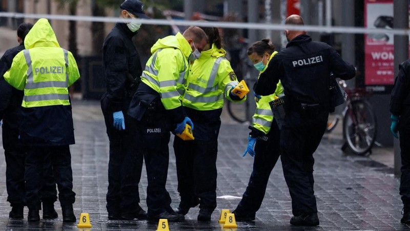 Petugas polisi memeriksa lokasi kejadian setelah insiden mematikan di mana sebuah mobil menabrak sekelompok orang, di Leipzig, Jerman, 5 Mei 2026. (REUTERS/Axel Schmidt)