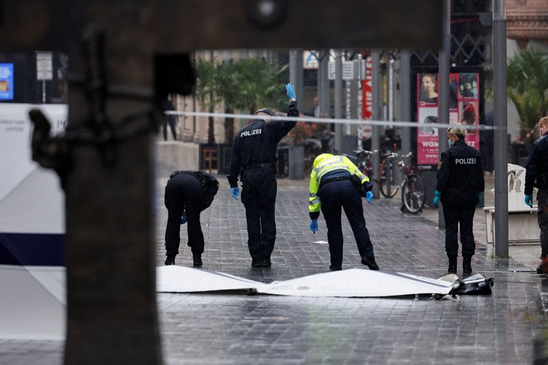 Petugas polisi memeriksa lokasi kejadian setelah insiden mematikan di mana sebuah mobil menabrak sekelompok orang, di Leipzig, Jerman, 5 Mei 2026. (REUTERS/Axel Schmidt)