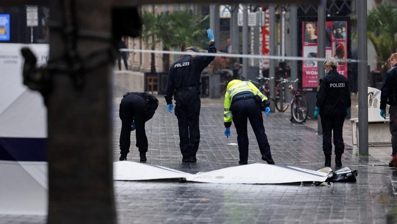 Petugas polisi memeriksa lokasi kejadian setelah insiden mematikan di mana sebuah mobil menabrak sekelompok orang, di Leipzig, Jerman, 5 Mei 2026.