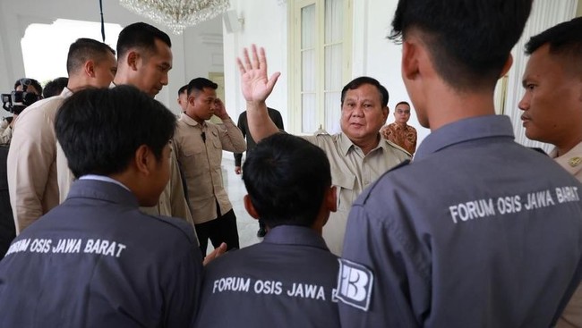 Momen Prabowo Temui Perwakilan 13 OSIS se-Jabar di Istana
