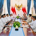 Presiden Prabowo Subianto menerima kunjungan Komisi Percepatan Reformasi Polri yang menyerahkan laporan kerja secara langsung mengenai capaian dan evaluasi kinerja tim selama beberapa bulan terakhir yang berlangsung di Istana Negara, Jakarta, Selasa