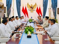 Presiden Prabowo Subianto menerima kunjungan Komisi Percepatan Reformasi Polri yang menyerahkan laporan kerja secara langsung mengenai capaian dan evaluasi kinerja tim selama beberapa bulan terakhir yang berlangsung di Istana Negara, Jakarta, Selasa
