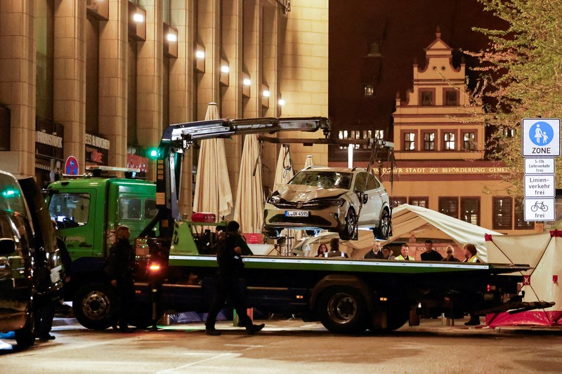 Petugas polisi memeriksa lokasi kejadian setelah insiden mematikan di mana sebuah mobil menabrak sekelompok orang, di Leipzig, Jerman, 5 Mei 2026. (REUTERS/Axel Schmidt)