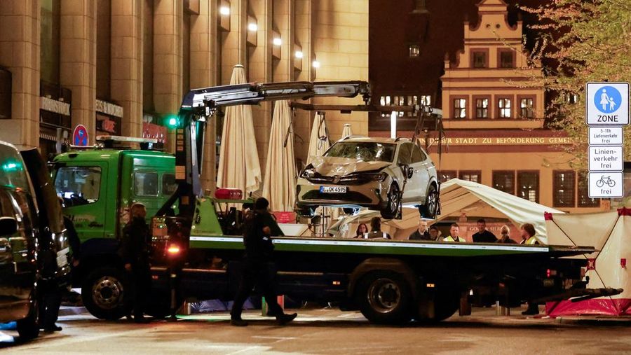 Sebuah mobil yang menabrak sekelompok orang diangkat di lokasi kejadian fatal di Leipzig, Jerman, 5 Mei 2026.