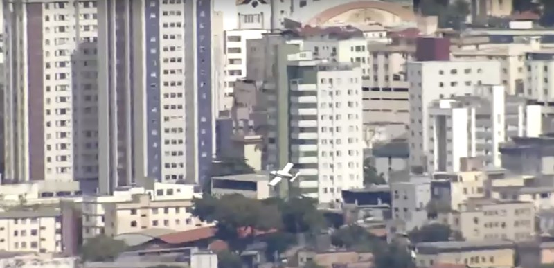 Sebuah pesawat kecil dilaporkan menabrak sebuah bangunan di Belo Horizonte, Brasil, pada Senin (4/5), sebagaimana ditayangkan oleh jaringan televisi lokal TV Globo. (Reuters)
