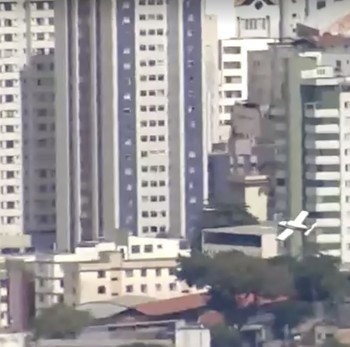 Sebuah pesawat kecil dilaporkan menabrak sebuah bangunan di Belo Horizonte, Brasil, pada Senin (4/5/2026), sebagaimana ditayangkan oleh jaringan televisi lokal TV Globo. (Reuters)