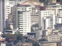 Sebuah pesawat kecil dilaporkan menabrak sebuah bangunan di Belo Horizonte, Brasil, pada Senin (4/5/2026), sebagaimana ditayangkan oleh jaringan televisi lokal TV Globo. (Reuters)