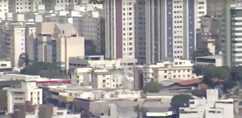 Sebuah pesawat kecil dilaporkan menabrak sebuah bangunan di Belo Horizonte, Brasil, pada Senin (4/5), sebagaimana ditayangkan oleh jaringan televisi lokal TV Globo. (Reuters)