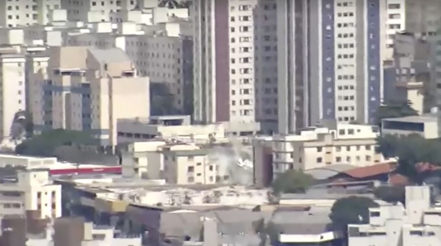 Sebuah pesawat kecil dilaporkan menabrak sebuah bangunan di Belo Horizonte, Brasil, pada Senin (4/5), sebagaimana ditayangkan oleh jaringan televisi lokal TV Globo. (Reuters)