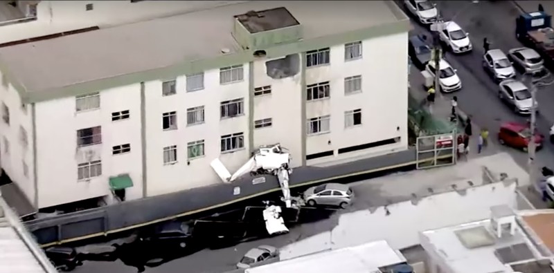 Sebuah pesawat kecil dilaporkan menabrak sebuah bangunan di Belo Horizonte, Brasil, pada Senin (4/5), sebagaimana ditayangkan oleh jaringan televisi lokal TV Globo. (Reuters)