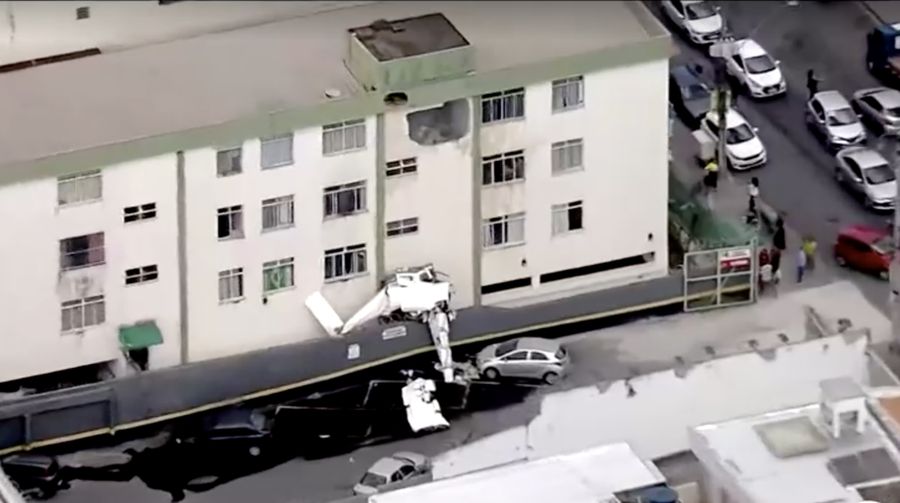 Sebuah pesawat kecil dilaporkan menabrak sebuah bangunan di Belo Horizonte, Brasil, pada Senin (4/5), sebagaimana ditayangkan oleh jaringan televisi lokal TV Globo. (Reuters)