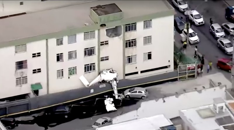 Sebuah pesawat kecil dilaporkan menabrak sebuah bangunan di Belo Horizonte, Brasil, pada Senin (4/5), sebagaimana ditayangkan oleh jaringan televisi lokal TV Globo. (Reuters)