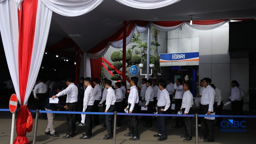 Sejumlah calon pegawai Koperasi Merah Putih mengikuti tes di Badan Kepegawaian Negara (BKN), Jakarta, Selasa (5/5/2026). (CNBC Indonesia/Tri Susilo)