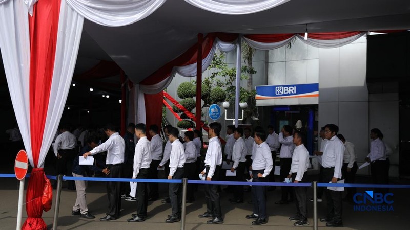 Sejumlah calon pegawai Koperasi Merah Putih mengikuti tes di Badan Kepegawaian Negara (BKN), Jakarta, Selasa (5/5/2026). (CNBC Indonesia/Tri Susilo)
