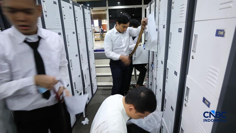 Sejumlah calon pegawai Koperasi Merah Putih mengikuti tes di Badan Kepegawaian Negara (BKN), Jakarta, Selasa (5/5/2026). (CNBC Indonesia/Tri Susilo)