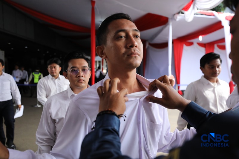 Sejumlah calon pegawai Koperasi Merah Putih mengikuti tes di Badan Kepegawaian Negara (BKN), Jakarta, Selasa (5/5/2026). (CNBC Indonesia/Tri Susilo)