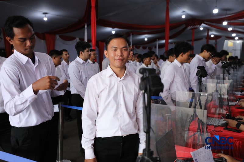 Sejumlah calon pegawai Koperasi Merah Putih mengikuti tes di Badan Kepegawaian Negara (BKN), Jakarta, Selasa (5/5/2026). (CNBC Indonesia/Tri Susilo)