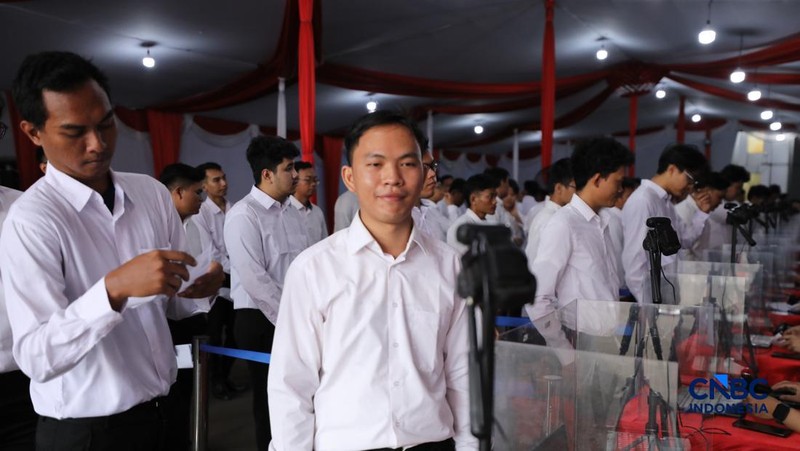 Sejumlah calon pegawai Koperasi Merah Putih mengikuti tes di Badan Kepegawaian Negara (BKN), Jakarta, Selasa (5/5/2026). (CNBC Indonesia/Tri Susilo)