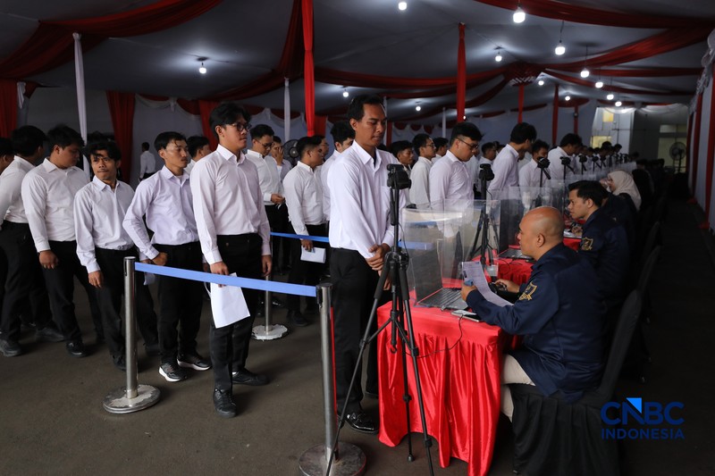 Sejumlah calon pegawai Koperasi Merah Putih mengikuti tes di Badan Kepegawaian Negara (BKN), Jakarta, Selasa (5/5/2026). (CNBC Indonesia/Tri Susilo)