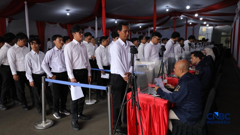 Sejumlah calon pegawai Koperasi Merah Putih mengikuti tes di Badan Kepegawaian Negara (BKN), Jakarta, Selasa (5/5/2026). (CNBC Indonesia/Tri Susilo)