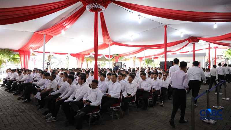 Sejumlah calon pegawai Koperasi Merah Putih mengikuti tes di Badan Kepegawaian Negara (BKN), Jakarta, Selasa (5/5/2026). (CNBC Indonesia/Tri Susilo)