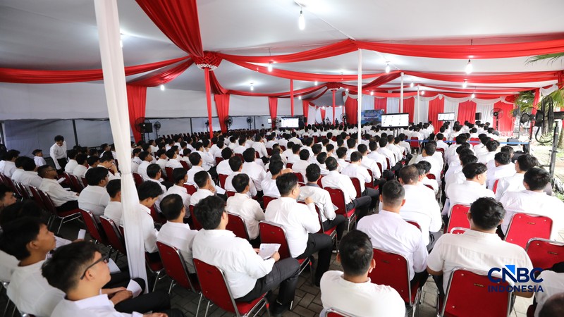 Sejumlah calon pegawai Koperasi Merah Putih mengikuti tes di Badan Kepegawaian Negara (BKN), Jakarta, Selasa (5/5/2026). (CNBC Indonesia/Tri Susilo)
