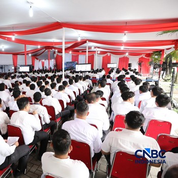 Sejumlah calon pegawai Koperasi Merah Putih mengikuti tes di Badan Kepegawaian Negara (BKN), Jakarta, Selasa (5/5/2026). (CNBC Indonesia/Tri Susilo)