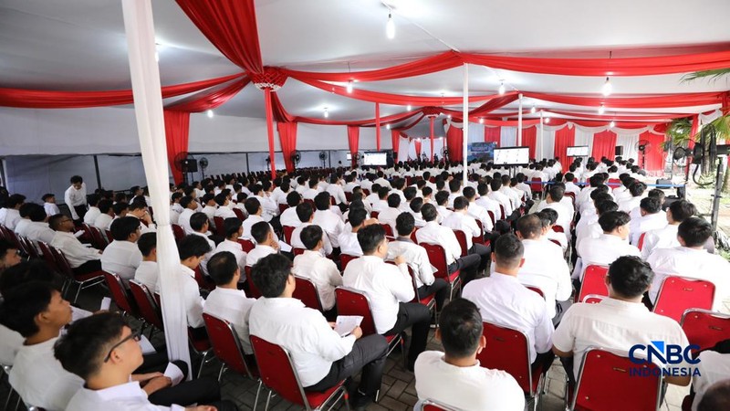 Sejumlah calon pegawai Koperasi Merah Putih mengikuti tes di Badan Kepegawaian Negara (BKN), Jakarta, Selasa (5/5/2026). (CNBC Indonesia/Tri Susilo)