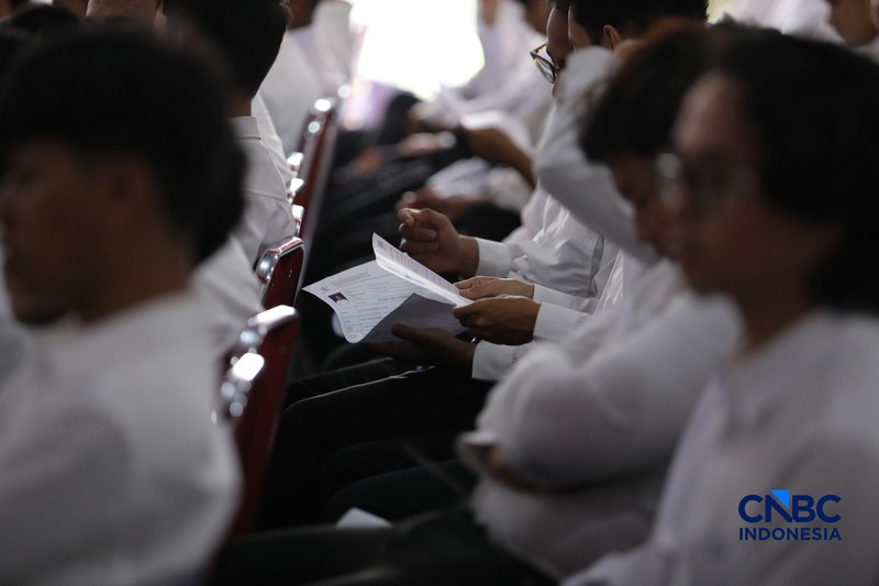 Sejumlah calon pegawai Koperasi Merah Putih mengikuti tes di Badan Kepegawaian Negara (BKN), Jakarta, Selasa (5/5/2026). (CNBC Indonesia/Tri Susilo)