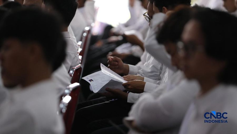 Sejumlah calon pegawai Koperasi Merah Putih mengikuti tes di Badan Kepegawaian Negara (BKN), Jakarta, Selasa (5/5/2026). (CNBC Indonesia/Tri Susilo)
