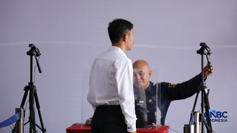 Sejumlah calon pegawai Koperasi Merah Putih mengikuti tes di Badan Kepegawaian Negara (BKN), Jakarta, Selasa (5/5/2026). (CNBC Indonesia/Tri Susilo)