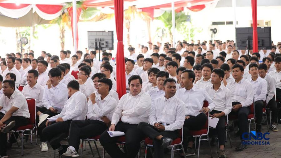 Sejumlah calon pegawai Koperasi Merah Putih mengikuti tes di Badan Kepegawaian Negara (BKN), Jakarta, Selasa (5/5/2026). (CNBC Indonesia/Tri Susilo)